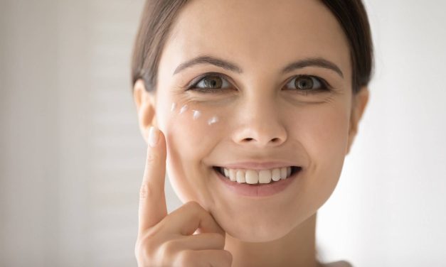 Kremy pod oczy na zmarszczki – jak działają?