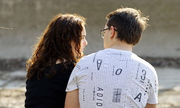 Dziewczyna Mówi, Że Jesteś Kochany – Co To Oznacza?