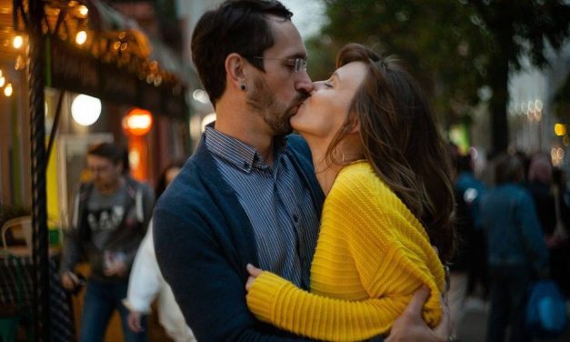 Chłopak Drży Podczas Pocałunku – Co To Oznacza?