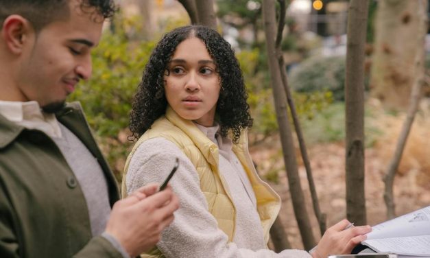 Jak Facet Ukrywa Zdradę? – Sprawdź Te Oznaki Niewierności