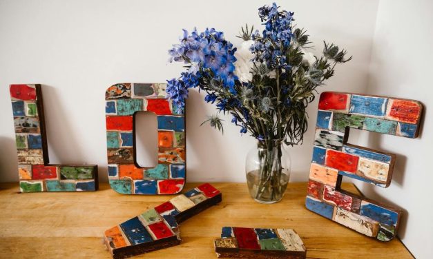 Czy Dziewczyna Mnie Zdradza? – Sprawdź Te 8 Sygnałów