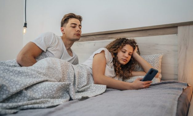 Jak Poznać, Że Dziewczyna Cię Olewa? – Sygnały I Jak Reagować