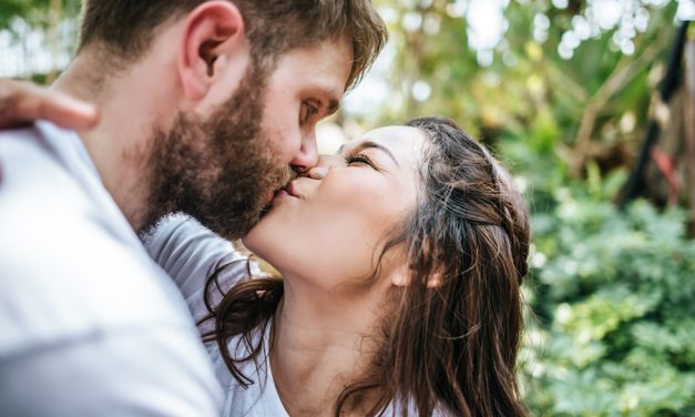 Gdy Facet Nie Zamyka Oczu Podczas Pocałunku – 3 Przyczyny