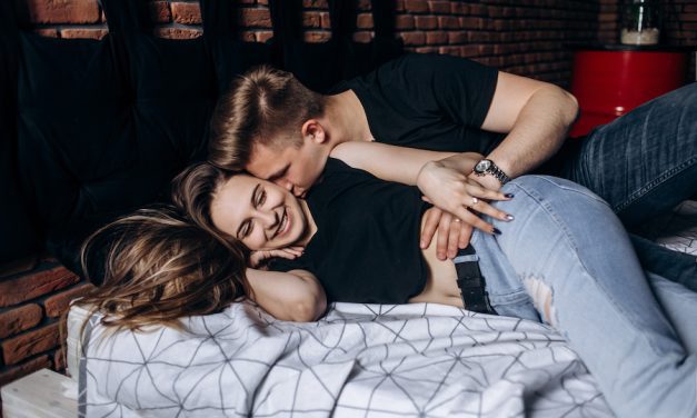 Facet Mówi Do Mnie „Kochanie” I „Skarbie” – Co To Oznacza?