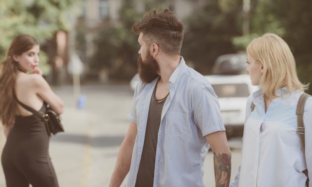 Dlaczego Facet Specjalnie Wzbudza Zazdrość? – 5 Typowych Powodów