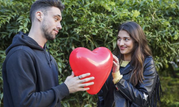 Kiedy Facet Zrozumie, Że Kocha? – 8 Kluczowych Momentów