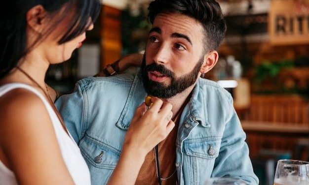 Facet Stresuje Się Przy Mnie – Co To Znaczy I Jak Go Rozluźnić?