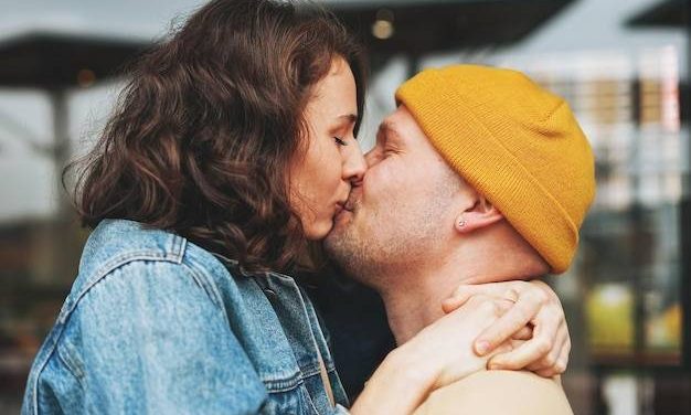 Facet Niższy Od Dziewczyny – Czy To Naprawdę Problem?