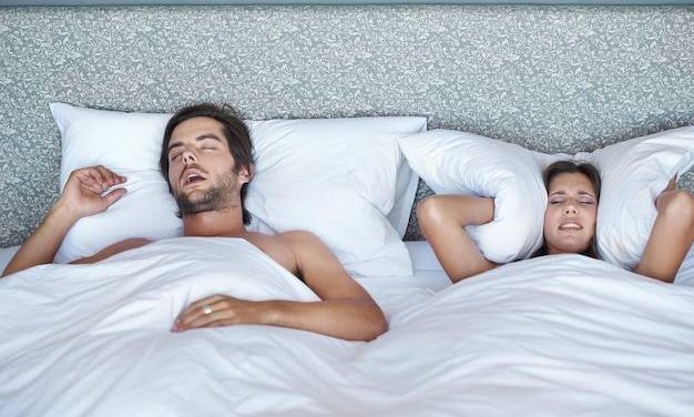 Dlaczego Facet Chrapie Gdy Śpi Na Plecach I Jak Sobie Z Tym Radzić?