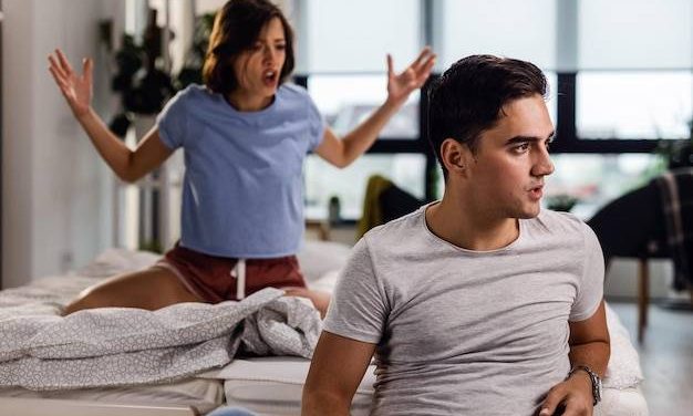 Facet Nie Odzywa Się Po Kłótni – Jak Reagować Na Ciche Dni