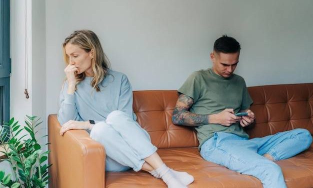 Facet Nie Mówi O Uczuciach – Czy To Obojętność I Brak Miłości?