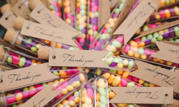 Dlaczego warto inwestować w upominki dla pracowników? Korzyści dla firm