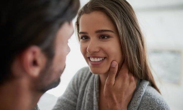 Co Oznacza Głaskanie Po Policzku? – Eksperci Wyjaśniają