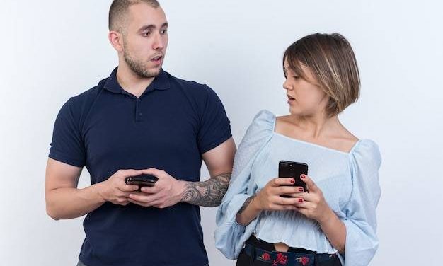 Pisanie Z Innymi Osobami Będąc w Związku – Czy To Zdrada?