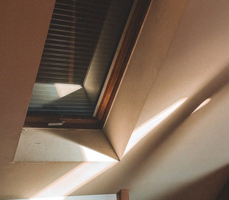 Dlaczego warto wybrać plastikowe okno dachowe?