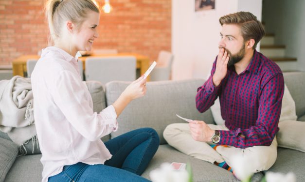 Zakochany Facet Unika Dotyku: Zrozum Swojego Partnera